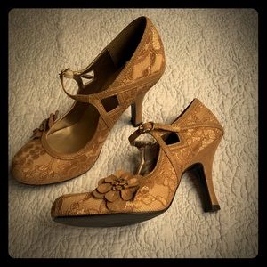 Ladies strap court shoe